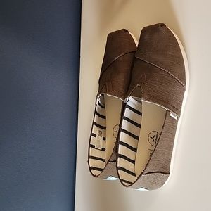 TOMS, 7.5, Army Green